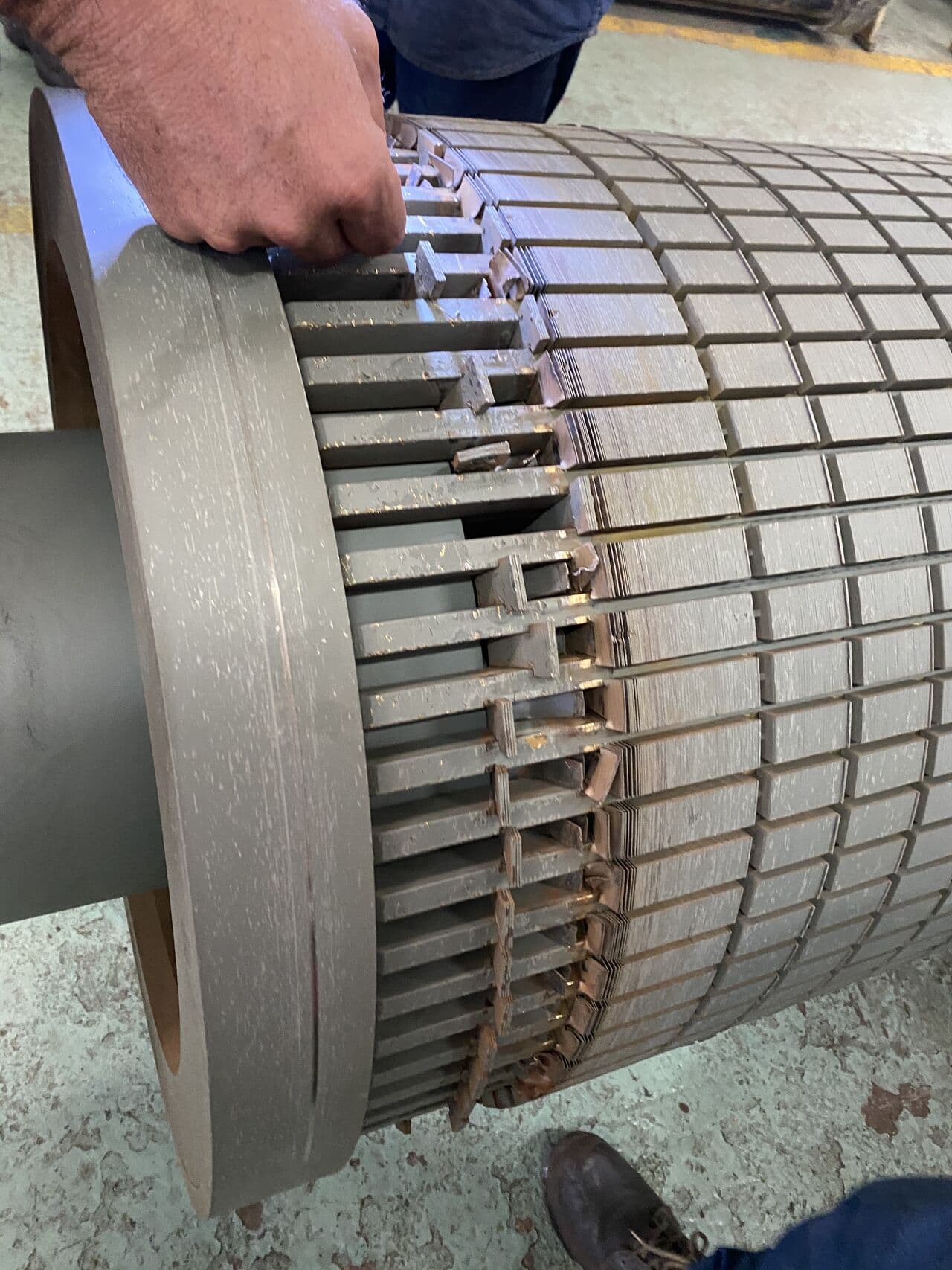 Reparación del paquete de láminas en el rotor de un motor de 4.000 kW
